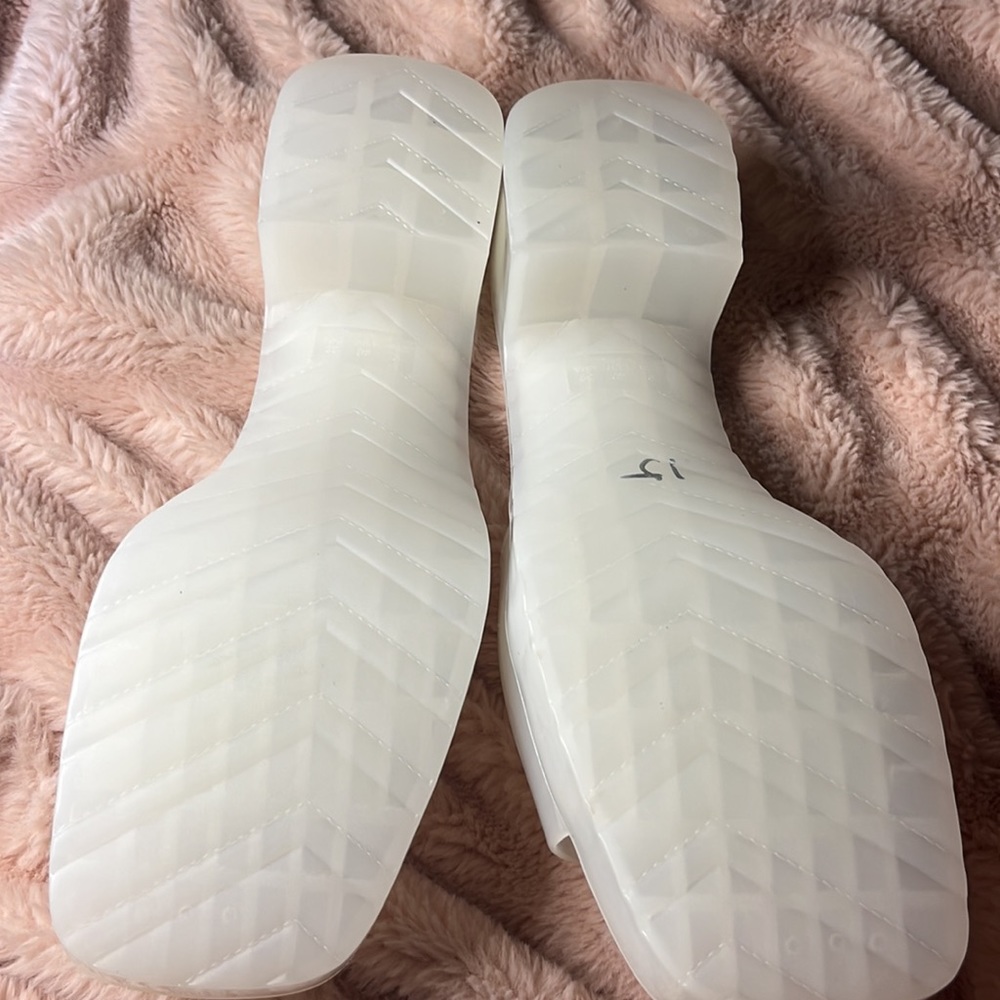 Very cute jelly heels! I’ve never worn these and they’re just not my style. - Picture 3 of 5
